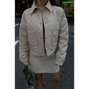Conjunto de Chaqueta Corta Acolchada Beige y Falda para Mujer, Atuendo de 2 Piezas por Encima de la Rodilla con Detalle de Emblema - Product Image 5