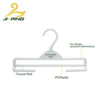 Cintres pour pantalons d'enfants en plastique blanc, vente en gros directe usine, avec crochet intégré, double barre inférieure, zone de logo circulaire personnalisable