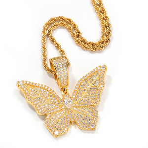 Collana con Ciondolo a Farfalla Placcata in Oro 22k con Cristalli e Strass, Catena a Corda con Micro Inserimenti, Unisex, Lussuosa per Uso Quotidiano - Product Image 1