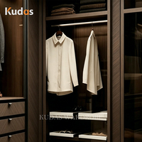 Système de dressing de luxe de style italien, armoire sur mesure avec portes vitrées à charnières et éclairage LED pour villa