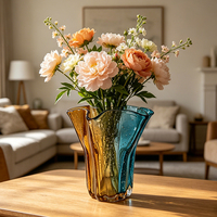 Vase ouvert en verre soufflé à la main par un artisan, pièce maîtresse décorative unique pour salon, table et cadeaux