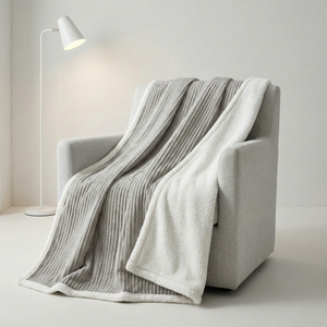 Couverture de voyage portable pour genoux, en gros |   Flanelle côtelée collée Shu Velveteen |   Plaid d'avion chaud et doux |   Logo personnalisé en gros Chine - Product Image 1