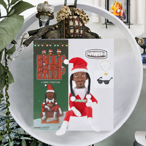 Muñeco de Peluche de Snoop Dogg, Snoop Stoop, 12 cm, con Camiseta de Duende Navideño, Gafas de Sol y Decoración Adicional para Árbol de Navidad, 2025 - Product Image 3