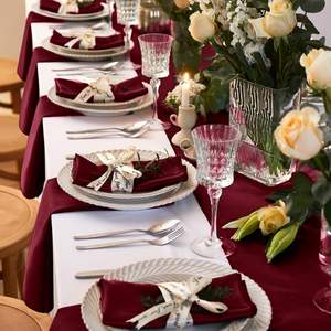 Serviette en polyester rouge carrée moderne bon marché faite à la main réutilisable style occidental ourlet festonné pour la maison <span class=keywords><strong>restaurant</strong></span> et avion - Product Image 4