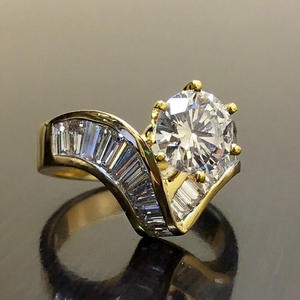 Anello da Donna in Oro Massiccio 18K con Diamante Taglio Brillante Rotondo Colore G e Pietre Laterali Naturali a Baguette - Gioiello di Fidanzamento - Product Image 3