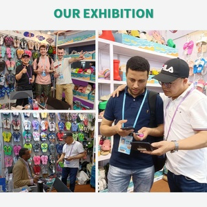 Sandalias de cuero cómodas para mujer, primavera/otoño/verano, con tiras anchas brillantes, degradado iridiscente negro atardecer - Product Image 6