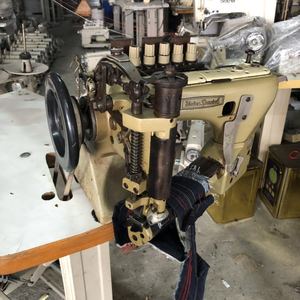 Máquina de coser <span class=keywords><strong>industrial</strong></span> <span class=keywords><strong>Overlock</strong></span> Usada Unlon Spaclal 35800 para material grueso, con abrazadera enterrada y alimentación de material denim por el brazo. - Product Image 2