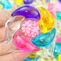 Capsules de lessive multi-chambres en forme de pétale, spéciales pour le lavage en machine, pour un nettoyage en profondeur et un lavage parfumé.