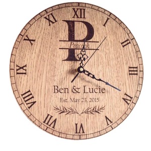 Reloj de Pared de Madera Personalizado para Aniversario de Bodas - Iniciales Talladas Decoración del Hogar - Tendencia POD Bajo Demanda - Product Image 1