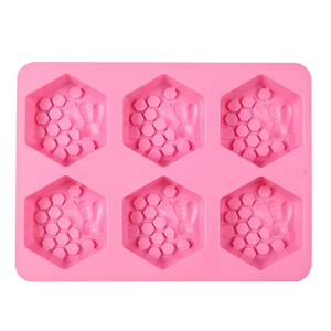 Moule à <span class=keywords><strong>bougie</strong></span> en silicone pour savon carré 3D en nid d'abeille en vrac avec logo personnalisé fait à la main pour la <span class=keywords><strong>fabrication</strong></span> de savon, <span class=keywords><strong>kit</strong></span> de décoration de gâteau - Product Image 4