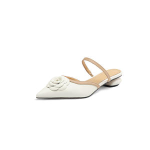 Sandalias de verano estilo francés con peonías, minimalistas, de tacón bajo y punta en pico. - Product Image 1