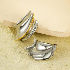 Boucles d'oreilles créoles élégantes en argent et or forme géométrique incurvée bijoux bicolores à la mode parfaits pour les accessoires de mode des femmes - Product Image 5