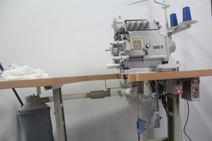 Machine à coudre surjeteuse industrielle DS-8100T-04DM2-24-7/P/AC avec dispositif pneumatique à rouleau long - Product Image 4