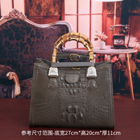 Sac fourre-tout femme nouveau 2026 grande capacité en cuir crocodile avec poignée en bambou vente en gros