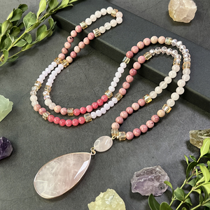 Collana dell'<span class=keywords><strong>Amore</strong></span> per Sé Stessi, Collana Artigianale con Cristalli Naturali di Petalite Rosa e Quarzo Rosa, Collana con Ciondolo Sfaccettato in Pietra dell'<span class=keywords><strong>Amore</strong></span> - Product Image 2