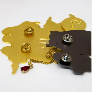 Design Karikatur Anime Kleidung Hut Pins Gold Individuelles Zeichen Harter Emaille-Stift mit Kette