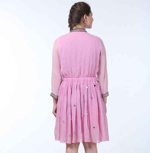 Robe Courte Décontractée Bohème Rose pour Femme – Modèle Unique, Faite Main, Tendance, Écoresponsable, Élégante, en Dentelle Naturelle, Idéale pour l'Été et la Plage - Product Image 3