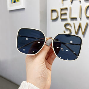 Lunettes de soleil Qianai surdimensionnées à monture irrégulière Type 3 Protection UV Femme Mode Voyage Conduite Argent Noir Gris Flocons H2-7301 - Product Image 2