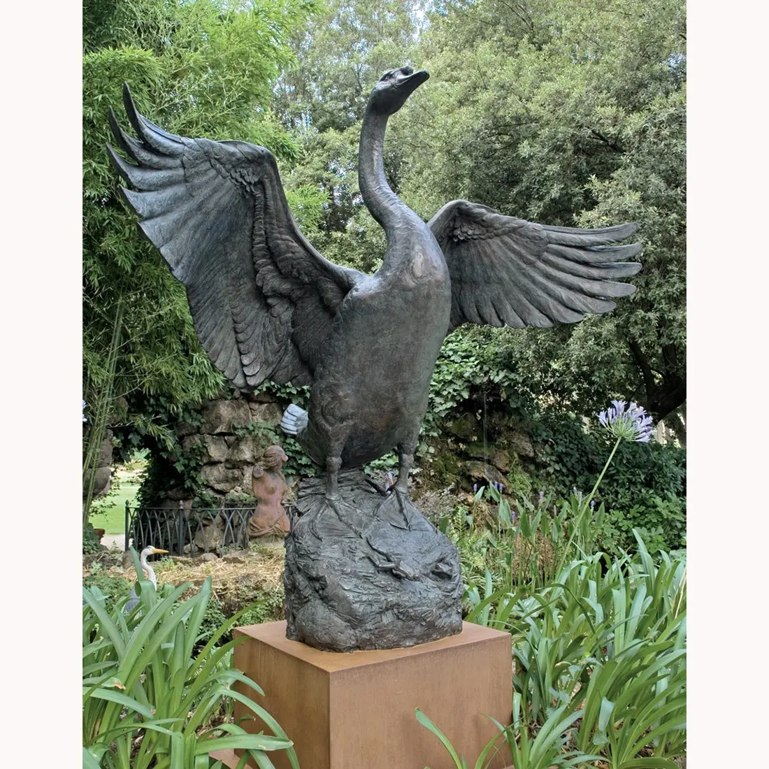 Rasen dekorative Verzierung Metall Schwan verteilt seine Flügel Bronze skulptur