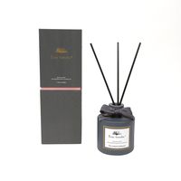 Diffuseur de roseau de Noël personnalisé Bouteille de luxe de qualité supérieure et emballage pastel Parfum doux vanille/pin pour la maison, le bureau et les cadeaux de vacances