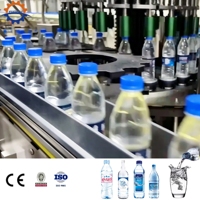Ligne de production rotative haute vitesse pour l'embouteillage d'eau potable avec stérilisateur de bouteilles, étiqueteuse et machine d'emballage