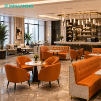 Ensemble de mobilier pour café : banquette en cuir, canapé et tables carrées avec chaises pour projets de restaurants
