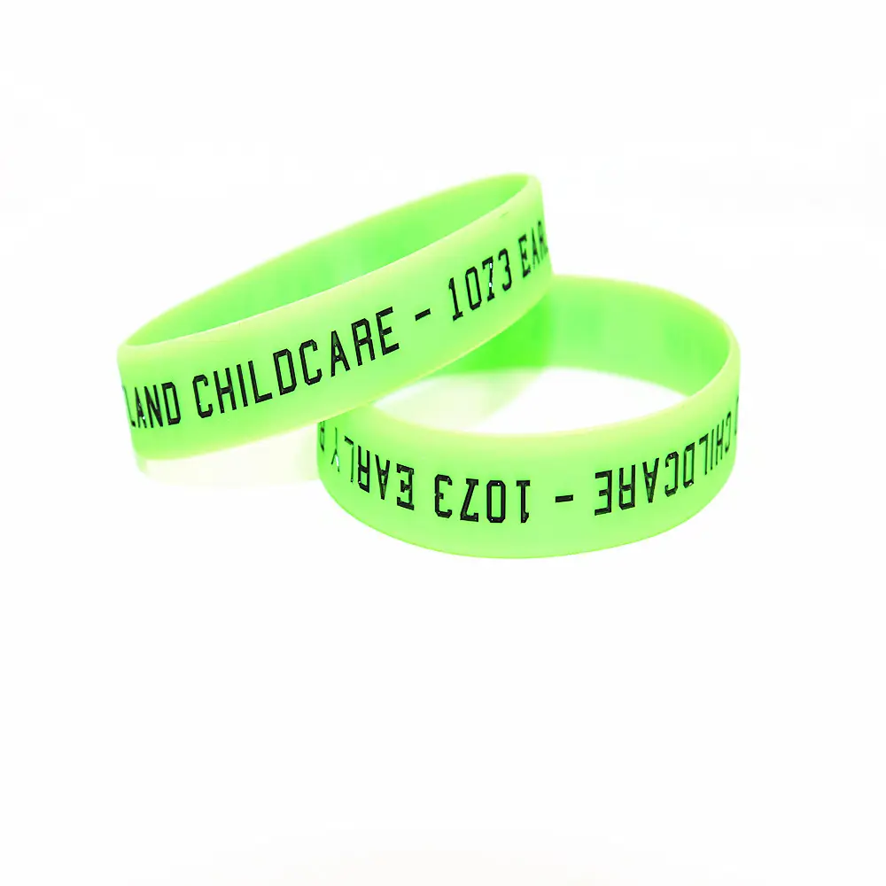 Bracelet en silicone vert fluorescent le moins cher logo et lettres gravées bracelet en silicone rempli de couleur noire