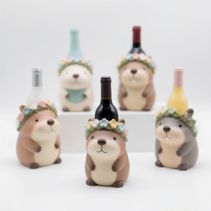Soporte para Botellas de <span class=keywords><strong>Vino</strong></span> de Resina con Forma de Capibara - Adorable Botellero 3D con Corona de Flores, Decoración Creativa para Bar y Mesa de Cocina - Product Image 1