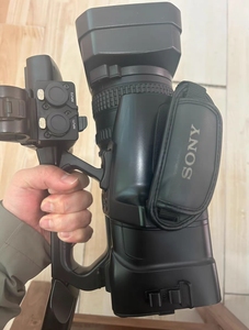 กล้องวิดีโอ Sony HXR-NX100 Full HD NXCAM แบบเซ็นเซอร์ 1.0 ชนิด 1920x1080 ความละเอียดสูง เหมาะสำหรับบันทึกงานแต่งงาน - Product Image 3