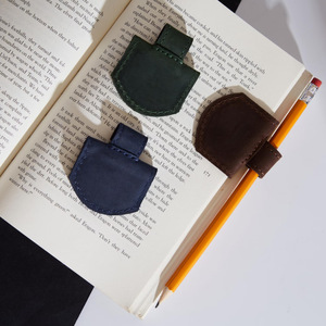 Nuevo clip magnético de cuero PU de una pieza para marcapáginas, soporte multifuncional de doble uso para bolígrafo y pluma estilográfica, regalo para estudiantes. - Product Image 3