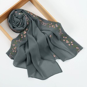 Hiyab largo de chifón con bordado floral, elegante hiyab islámico de verano para mujeres de Malasia. - Product Image 4