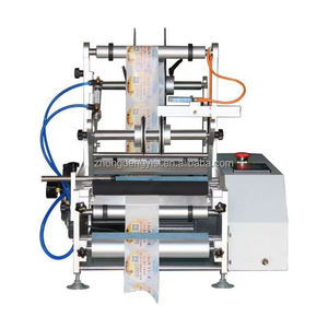 Machine d'étiquetage semi-automatique de bureau compacte pour bouteilles et cylindres ronds en verre et en plastique, mode manuel inclus - Product Image 3