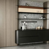 Buffet moderne haut de gamme en bois massif courbé avec étagères ouvertes et fond en placage de pierre pour salle à manger, bar à domicile et rangement