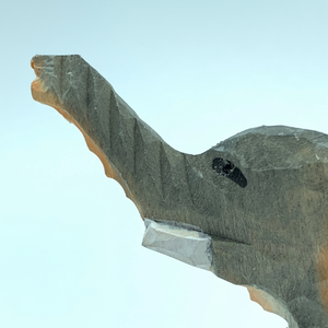 Figurina elegante scultura in legno di elefante intagliato a mano - Product Image 1