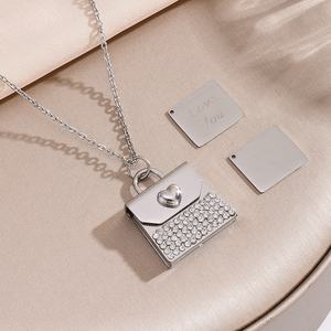 Collana Personalizzata con Ciondolo a Forma di Borsetta in Acciaio Inox Placcato Oro, Incisione Personalizzata per Coppie - Vendita all'Ingrosso - Product Image 5