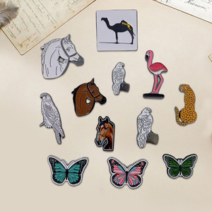 Phim Hoạt Hình Sáng Tạo Nhà Máy Điện Thoại Di Động Huy Hiệu Dán Thời Trang Đầy Màu Sắc Tùy Chỉnh Điện Thoại Kim Loại Pin Dán - Product Image 2