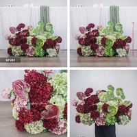 Composition florale de 70 cm pour allée de mariage, rangée de fleurs d'hortensia bordeaux et vert tendance pour la décoration au sol de mariage