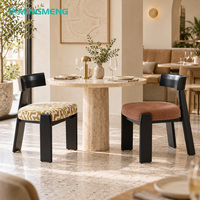 Ensemble de salle à manger sur mesure pour l'hôtellerie : Table ronde avec structure en bois massif, chaise rembourrée et banquette incurvée pour projet de restaurant