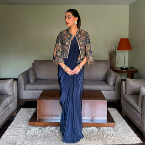 Sari plissé bleu marine avec veste brodée, tenue de fête ethnique pour femmes - Product Image 1