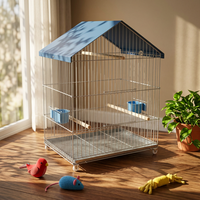 Cage à oiseaux rectangulaire bien aérée, construction en fil métallique, plateau extractible, plusieurs perchoirs en bois, mangeoires latérales, design simple