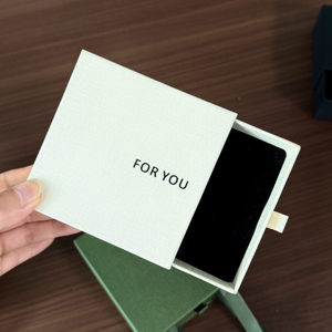 Boîte à bijoux en carton écologique personnalisée par le fabricant avec logo estampé à chaud pour l'emballage de bagues, colliers, boucles d'oreilles, mariage - Product Image 4