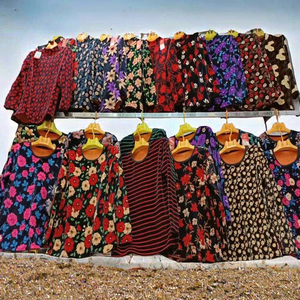 Modèle DZL à 1,95 $ – Vente en gros de hauts et chemisiers pour femmes en polaire respirante avec logo frontal et imprimés floraux - Product Image 3