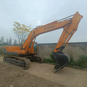 Excavatrice sur chenilles hydraulique Hyundai Robex 305LC-9T d'occasion, machine de terrassement, godet de 1,38 m, 30,2 tonnes, pour la construction (modèle 2023) - Product Image 4