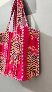 Bolso de mano de terciopelo con estampado de tigre rosa, diseño moderno, bolso de compras con parte superior abierta, bolso de mano para mujer para todas las estaciones - Product Image 4