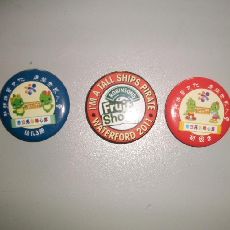 Дешевые Имя декоративные булавки с красочной печатной