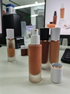 Base <span class=keywords><strong>de</strong></span> Maquillaje Líquida <span class=keywords><strong>de</strong></span> Cobertura Total con Tinte Mate <span class=keywords><strong>de</strong></span> Marca Privada OEM, Color Cambiante - Product Image 3