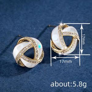 Orecchini a Perno E4858 in Oro con Perle Finte Bianche, Design Geometrico, Incastonatura a Canale, Gioielli di Lusso per Donna - Product Image 6