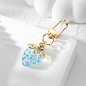 2025 nueva moda divertida simulación personalidad Simple chica dulce bolso colgante acrílico transparente fresa fruta llavero - Product Image 5