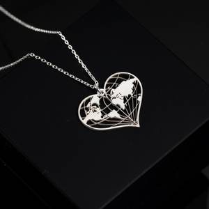 Collana con Mappamondo alla Moda, Ciondolo a Forma di Cuore, Placcato Oro 18k, Acciaio Inossidabile, Unisex, per Amanti dei Viaggi - Product Image 3