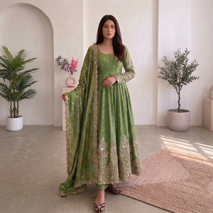 Robe Anarkali brodée verte, longueur ras du sol, tenue traditionnelle indienne et pakistanaise pour mariage, coupe ample, manches longues, en soie pour femme - Product Image 1